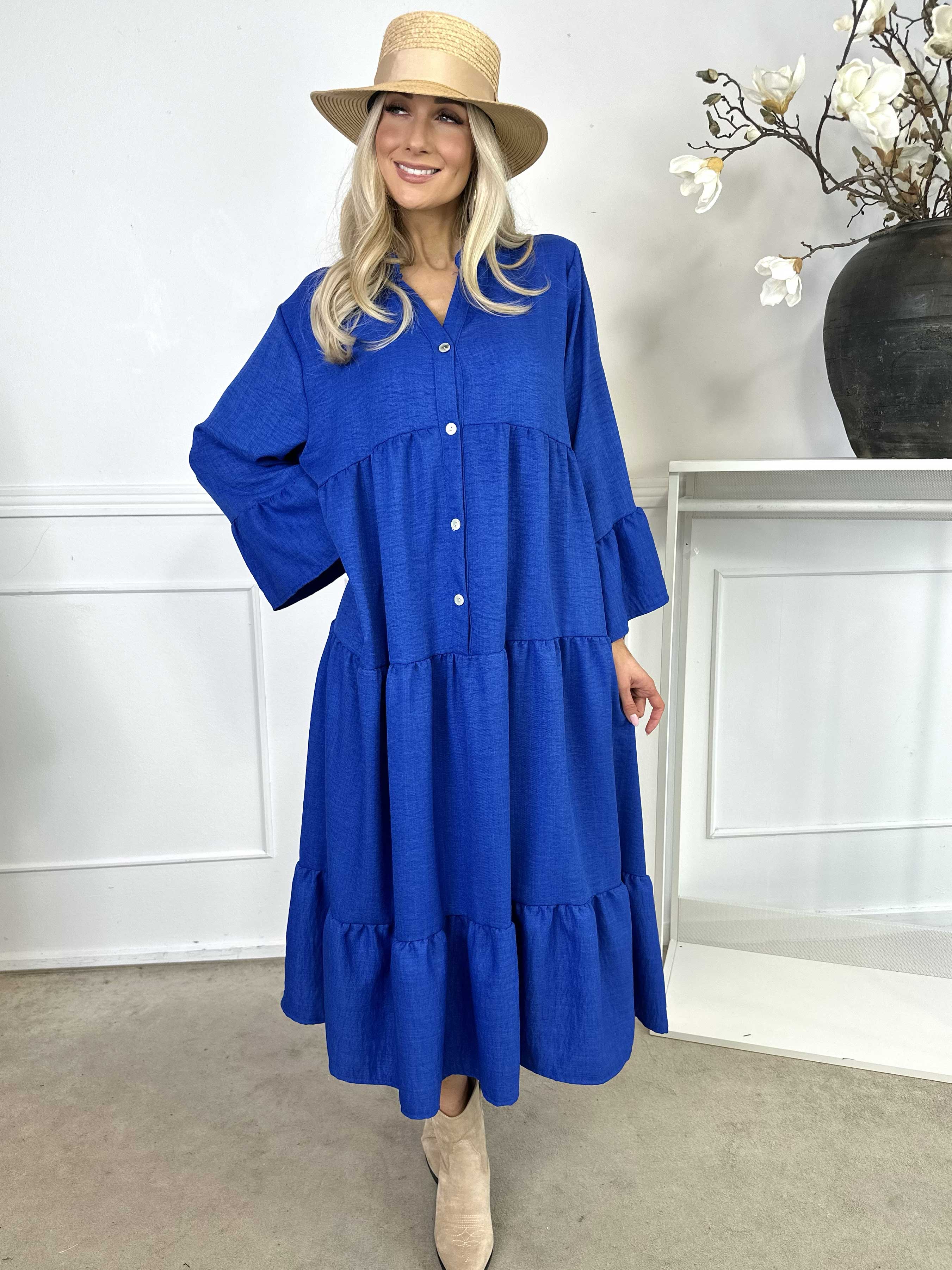 Arjana - Söt klänning med lager i lagerlook och knappar